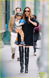 组图：超模辣妈米兰达抱儿子出游 小帅哥拿球萌笑