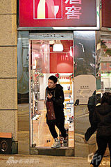 幻灯图集：杨千嬅丁子高筹备补办喜宴 购买红酒