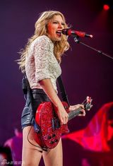 组图：泰勒红唇开唱秀美腿 狂放甩发野性魅力