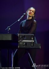 组图：艾莉西亚-凯斯黑衣自弹自唱致敬惠特尼