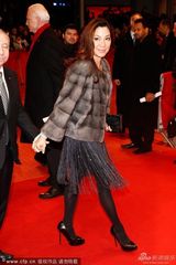 组图：杨紫琼携富豪男友性感亮相电影首映