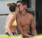 组图：超模坎蒂丝嫩黄比基尼戏水 湿身秀臀热辣