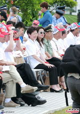 组图：赵薇庆祝香港回归 手举红旗头戴运动帽