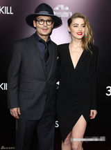 组图：约翰尼-德普搂性感女友亮相 贴面秀恩爱