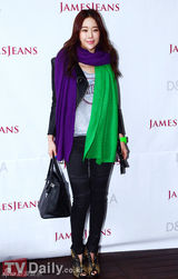 组图：GirlsDay清新亮丽 白智英彩色围巾亮眼