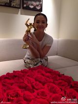 组图：章子怡刘嘉玲贴面 收玫瑰甜蜜微笑