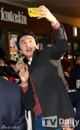 组图：李光洙参与配音动画片 试映会吻恐龙