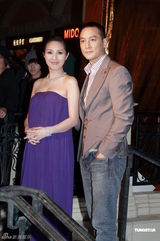 组图：杨千嬅孕后公开出席活动 吴彦祖请教造人秘诀