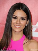 组图：维多利亚-嘉丝蒂粉裙艳丽 转身秀裸背