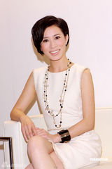 幻灯图：佘诗曼分享护肤心得 何超云谈父亲病情