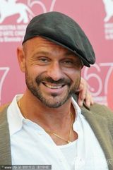 高清图：影片《激情》记者会 克里斯蒂安娜大派香吻