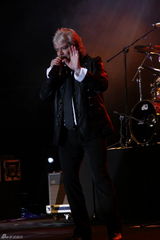 组图：空气补给乐队上海开唱 翻唱席琳-迪翁成名曲