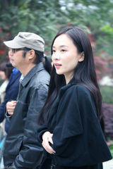 高清图：霍思燕素雅成都校园行 引逾千学生围堵