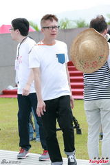 组图：赵薇庆祝香港回归 手举红旗头戴运动帽