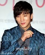 组图：朴哲民基泰英出席《希望和绝望之间》首映