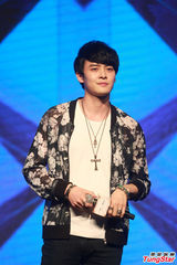 组图：胡夏帅气助阵微电影计划 与付辛博热聊