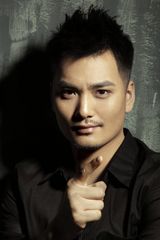 组图：张译文黑色风格写真曝光 休闲风格展沉稳