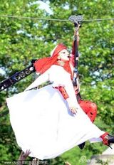 组图：LadyGaga变身飞天女侠 黑红透视豹纹装博眼球