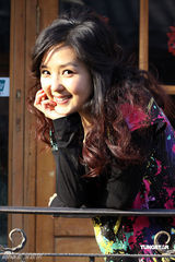 幻灯图集：何洁逛京城胡同拍写真 装扮青春洋溢