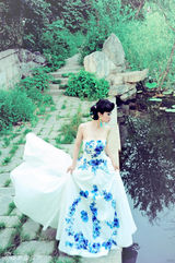 组图：芙蓉姐姐青花瓷玩中国风 重回清华园摆POSE