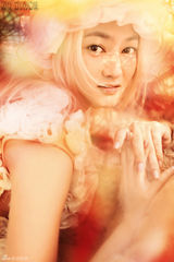 组图：邱晔性感花丛写真 穿Baby公主裙