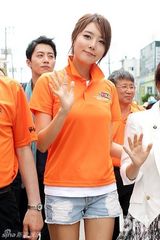 组图：韩星李贤京等出席保宁泥浆节开幕式