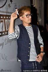 组图：胡歌黄发亮相陈龙婚礼 与嘉宾合影表情逗趣