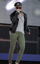 幻灯图集：蕾哈娜亮相迈阿密海岸 为演唱会积极准备