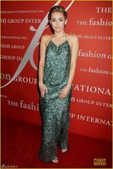 组图：麦莉亮片装性感裸背 抬手现腋下纹身