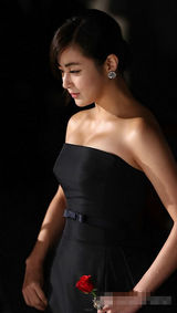 组图：姜素拉黑色低胸长裙气质高贵柔美
