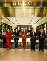 组图：李冰冰亮相慈善夜 认购泰迪熊支持教育