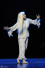 组图：新版《白毛女》首演 谭晶获王昆高度肯定