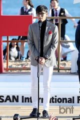 组图：BigbangTOP与金有贞亮相宣传《同窗生》