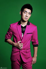 组图：胡洋玫红西装写真青春洋溢