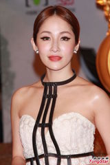 组图：萧亚轩抹胸裙露香肩 电眼勾人红唇诱惑