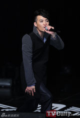 组图：韩男团ULALA SESSION宣传韩五大城市巡演