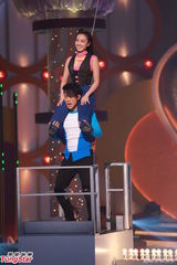 组图：《欢乐满东华2012》落幕 那英西装助阵