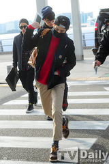 组图：韩团BEAST潮男出动 现身机场赴日演出