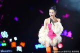 组图：蔡依林广州开唱造型华丽 跪地爬行高歌露底裤