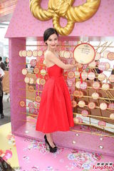 组图：Angelababy优雅亮相 火红长裙性感喜庆