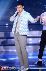 组图：首尔歌谣大赏 朴春甩掉鞋水晶露腹肌