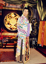 组图：于毅加盟《王的女人》 手制华服彰显霸气