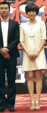 组图：曹曦文现身电影首映 洋装美腿性感魅惑