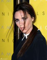 高清组图：维多利亚现身伦敦时装周弧形靴抢眼