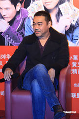 幻灯：《扑克王》中演赌徒 刘青云不懂打牌