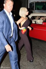 组图：GAGA露背装暴瘦亮相 荷叶罩裹胸欲坠