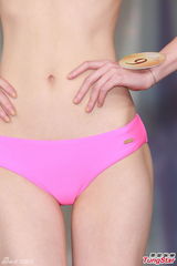 组图：华姐候选粉红色泳装彩排露毛露疤