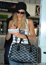 组图：希尔顿结束戛纳行程赶飞机衣着随性