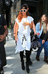 组图：蕾哈娜墨镜白裙清纯 嘟红唇鲜艳欲滴