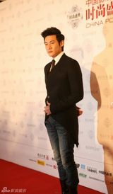 组图：陆毅潮范儿亮相盛典 新年斩获大奖作礼物